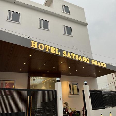 Hotel Satsang Grand Varanasi Esterno foto