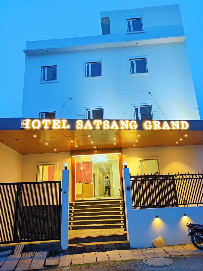 Hotel Satsang Grand Varanasi Esterno foto