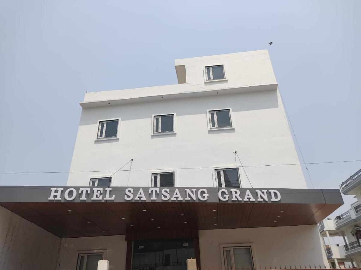 Hotel Satsang Grand Varanasi Esterno foto