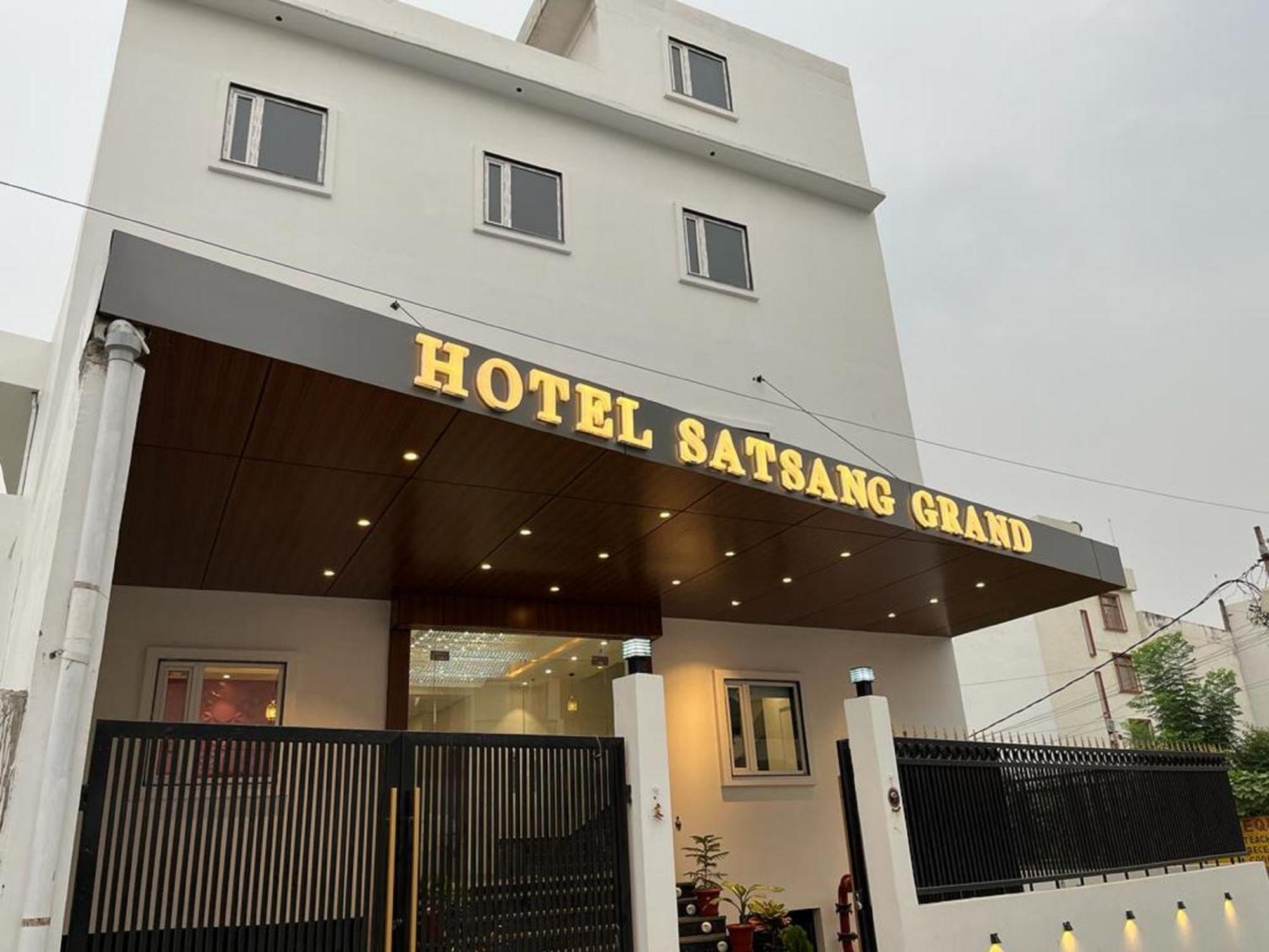 Hotel Satsang Grand Varanasi Esterno foto