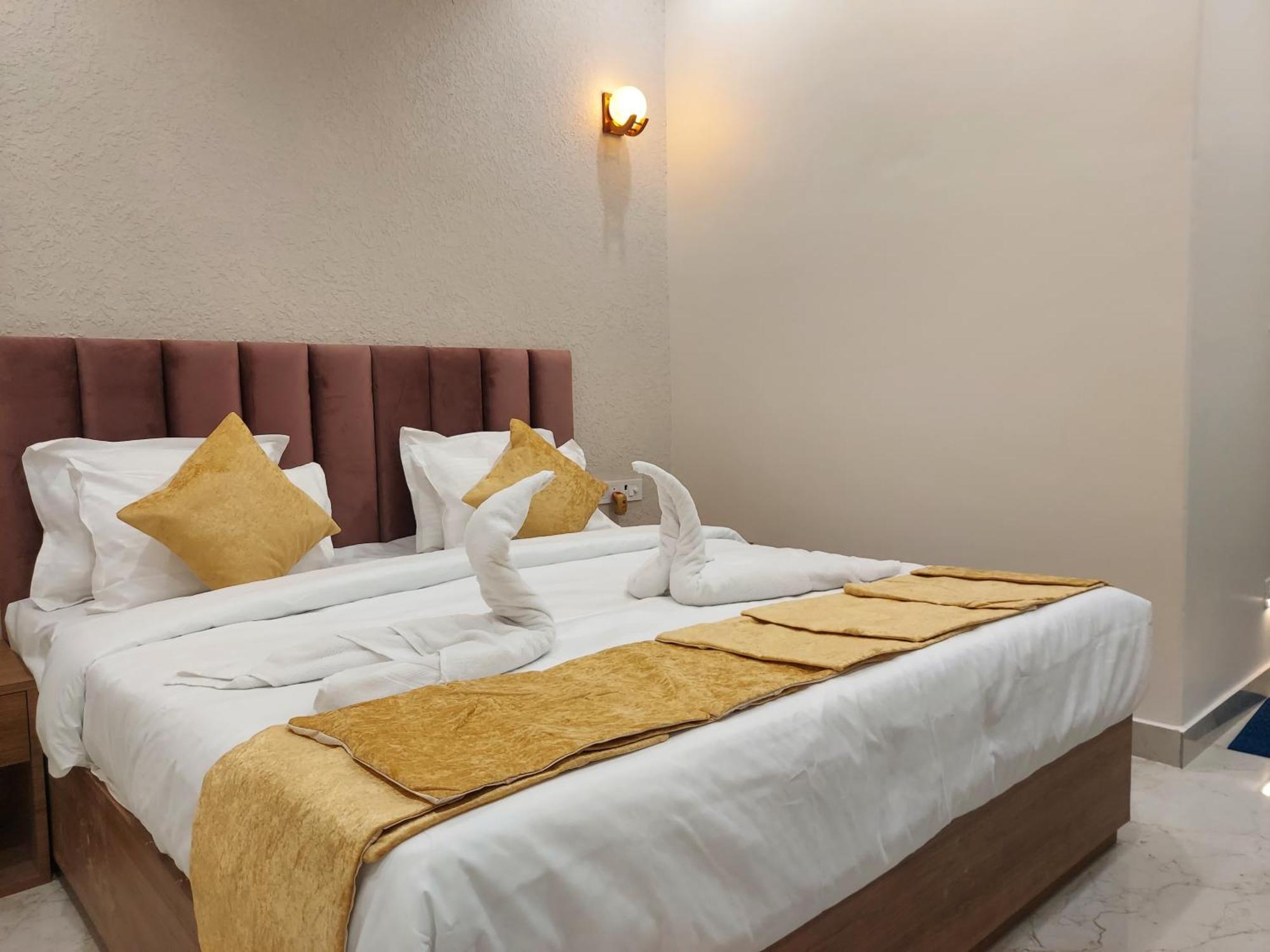 Hotel Satsang Grand Varanasi Esterno foto
