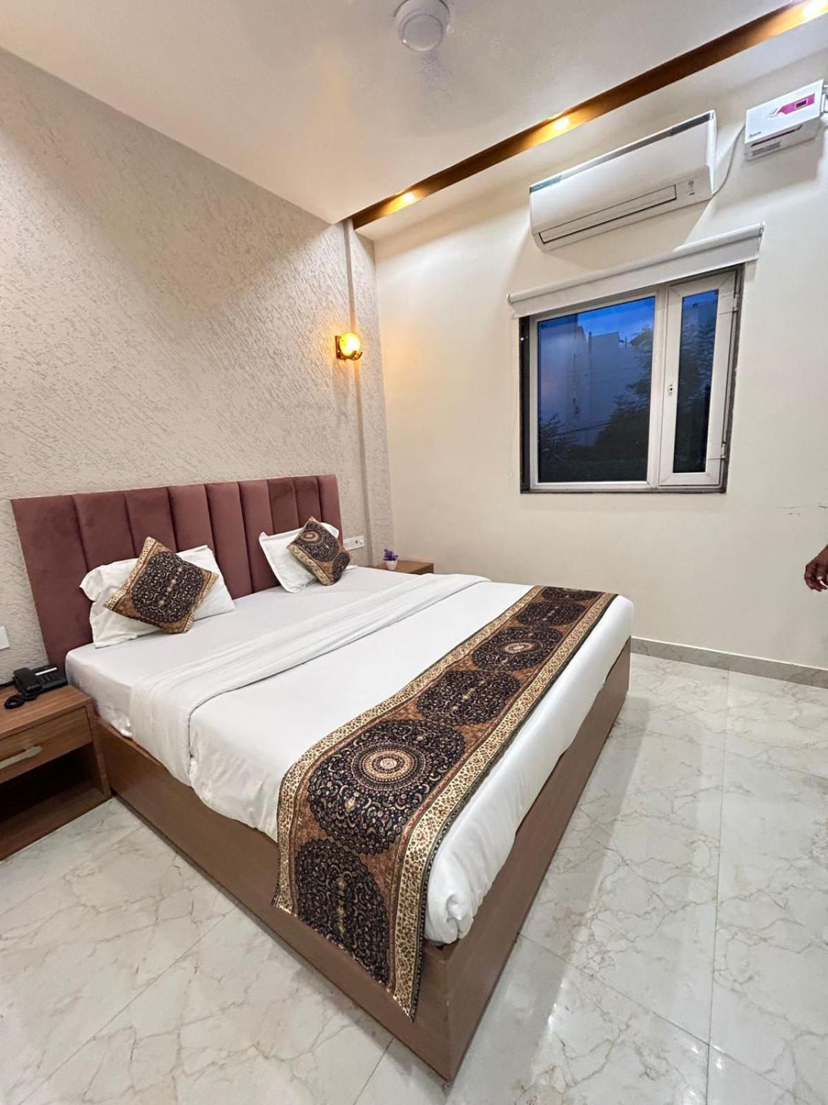 Hotel Satsang Grand Varanasi Esterno foto